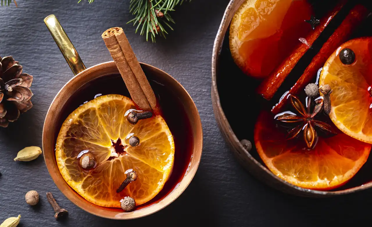glühwein mit orangenscheiben, zimtstangen und sternanis