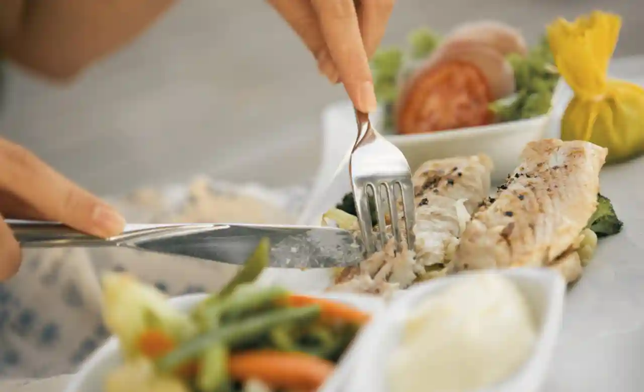 fisch mit messer und gabel essen