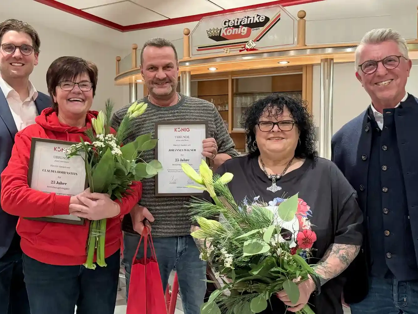 ehrung langjähriger mitarbeiter an der weihnachtsfeier 2025