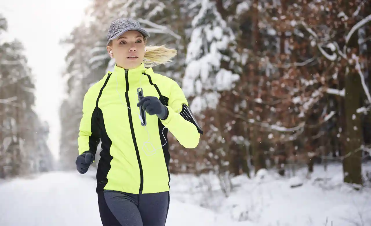 junge frau joggt im winter