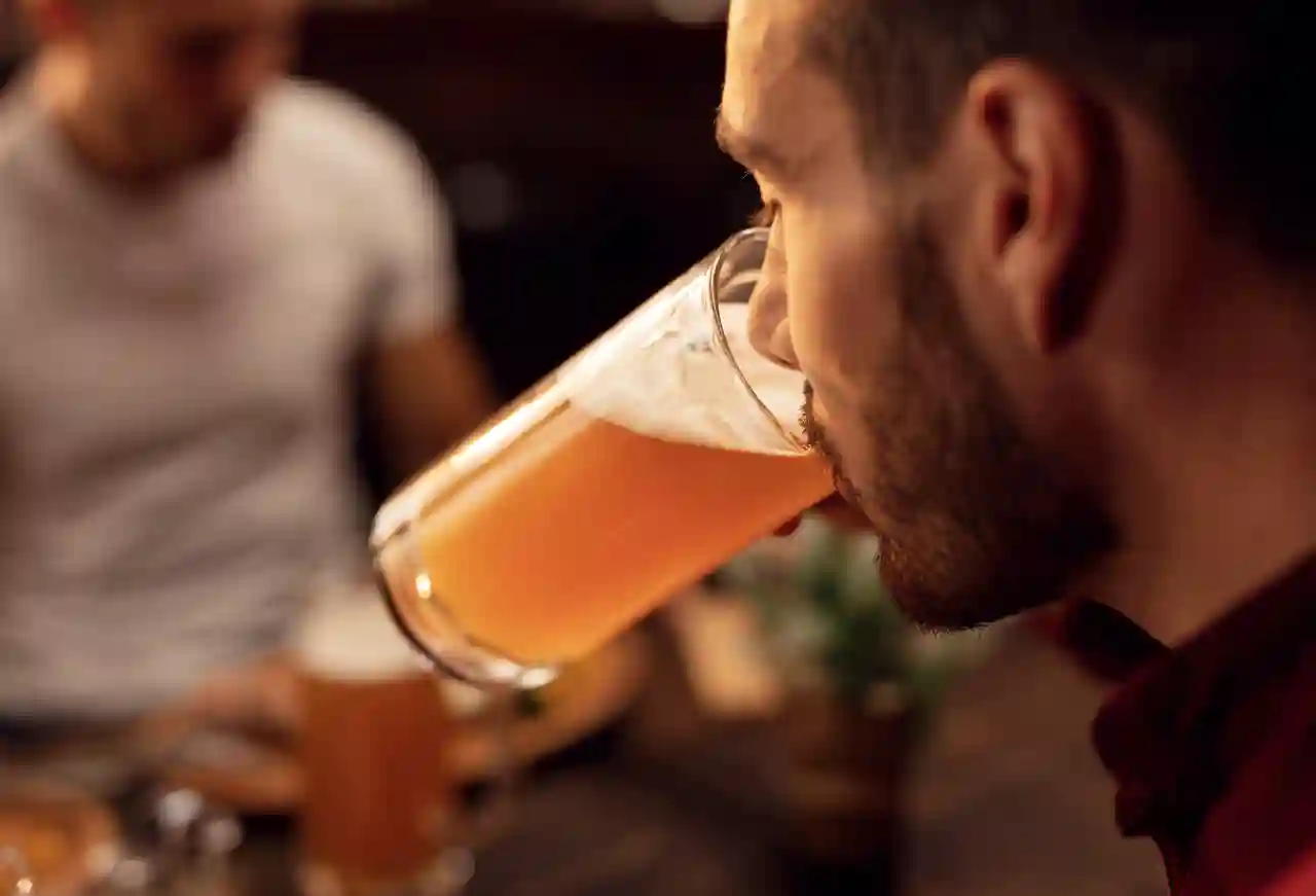 mann trinkt ein helles starkbier vom glas