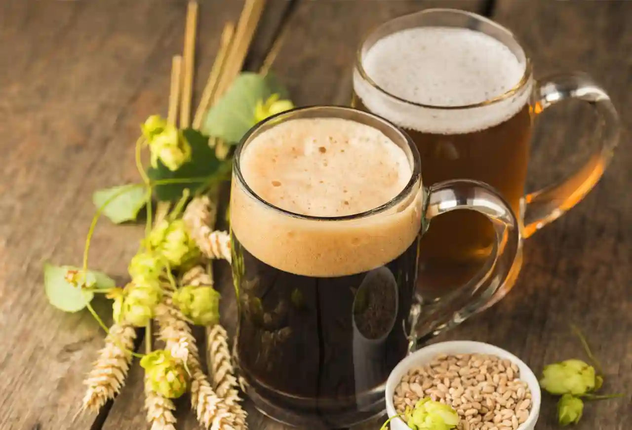 dunkles und helles starkbier im glas