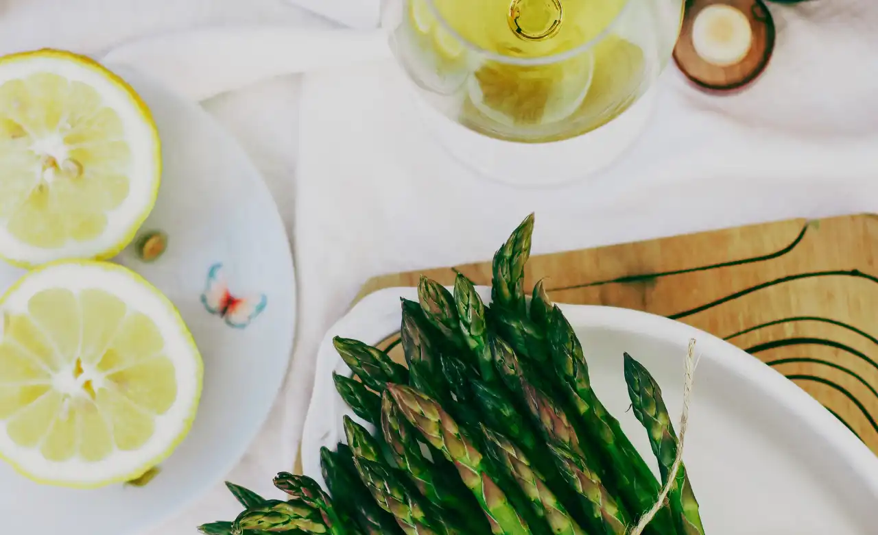 grüner spargel, zitrone, weißwein