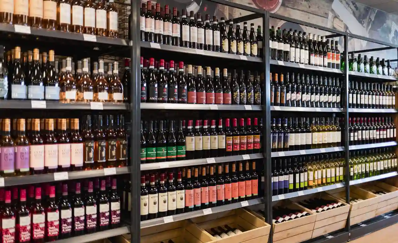Weinabteilung im Getr&auml;nke-K&ouml;nig-Markt in Dinkelsb&uuml;hl mit gro&szlig;er Auswahl an Rot-, Wei&szlig;- und Ros&eacute;weinen.
