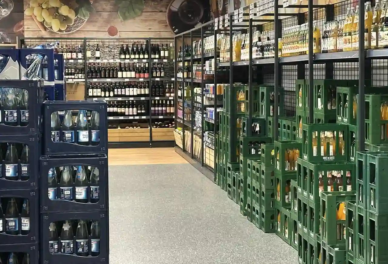 Innenansicht des Getr&auml;nke-K&ouml;nig-Marktes in Wemding mit gro&szlig;er Getr&auml;nke- und Weinabteilung.